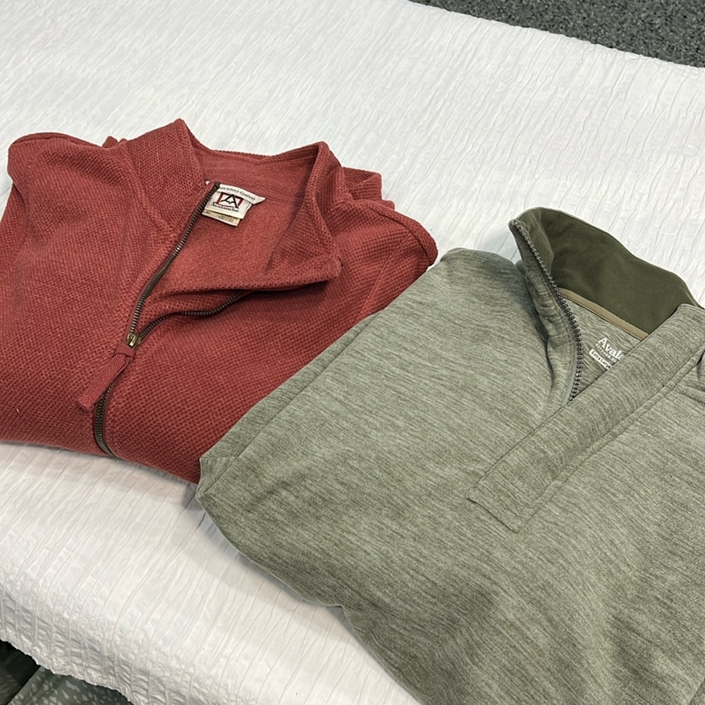 Avalanche sweaters pull over top extra large
Full zip up sweater XL lot